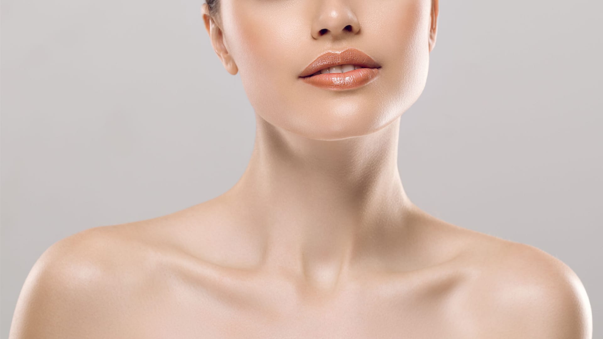 The neck and décolleté are canvases for the signs of time. Put them on show.